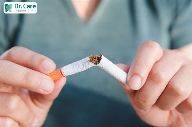 Hút thuốc lá tăng nguy cơ vàng răng sứ