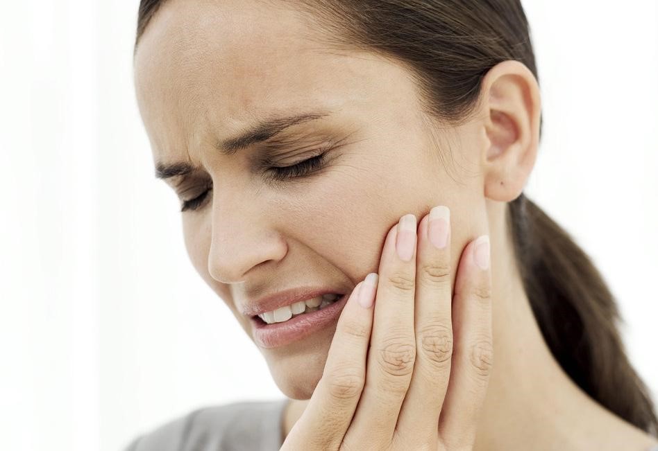 Những cơn đau âm ỉ xuất hiện sau khi mất chân răng