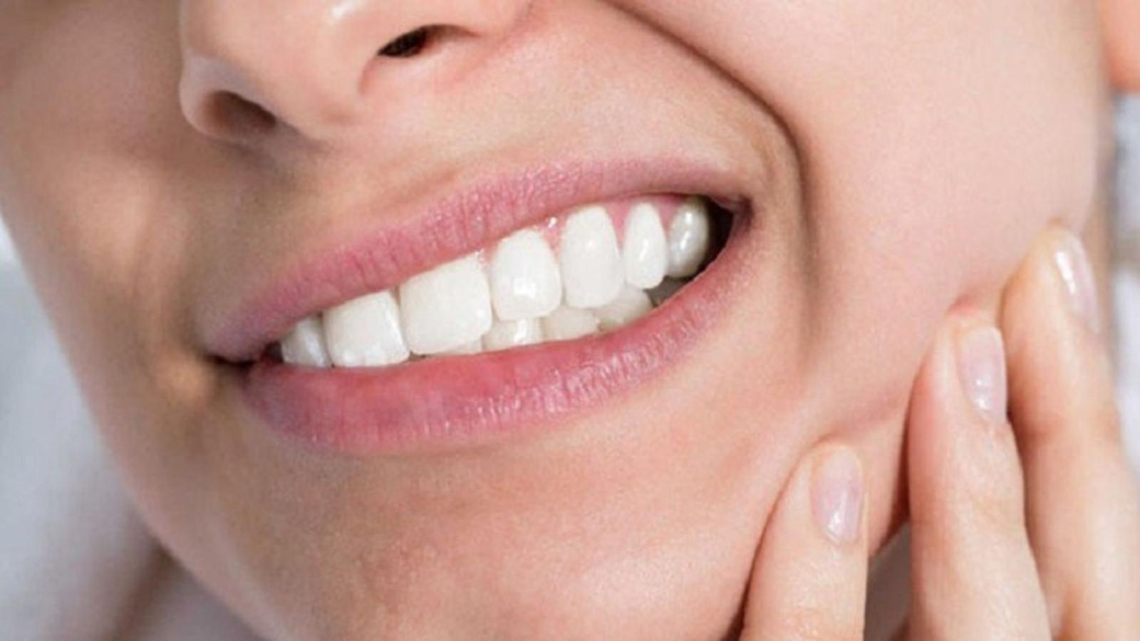 Các triệu chứng khi bị sưng nướu sau khi bọc răng sứ