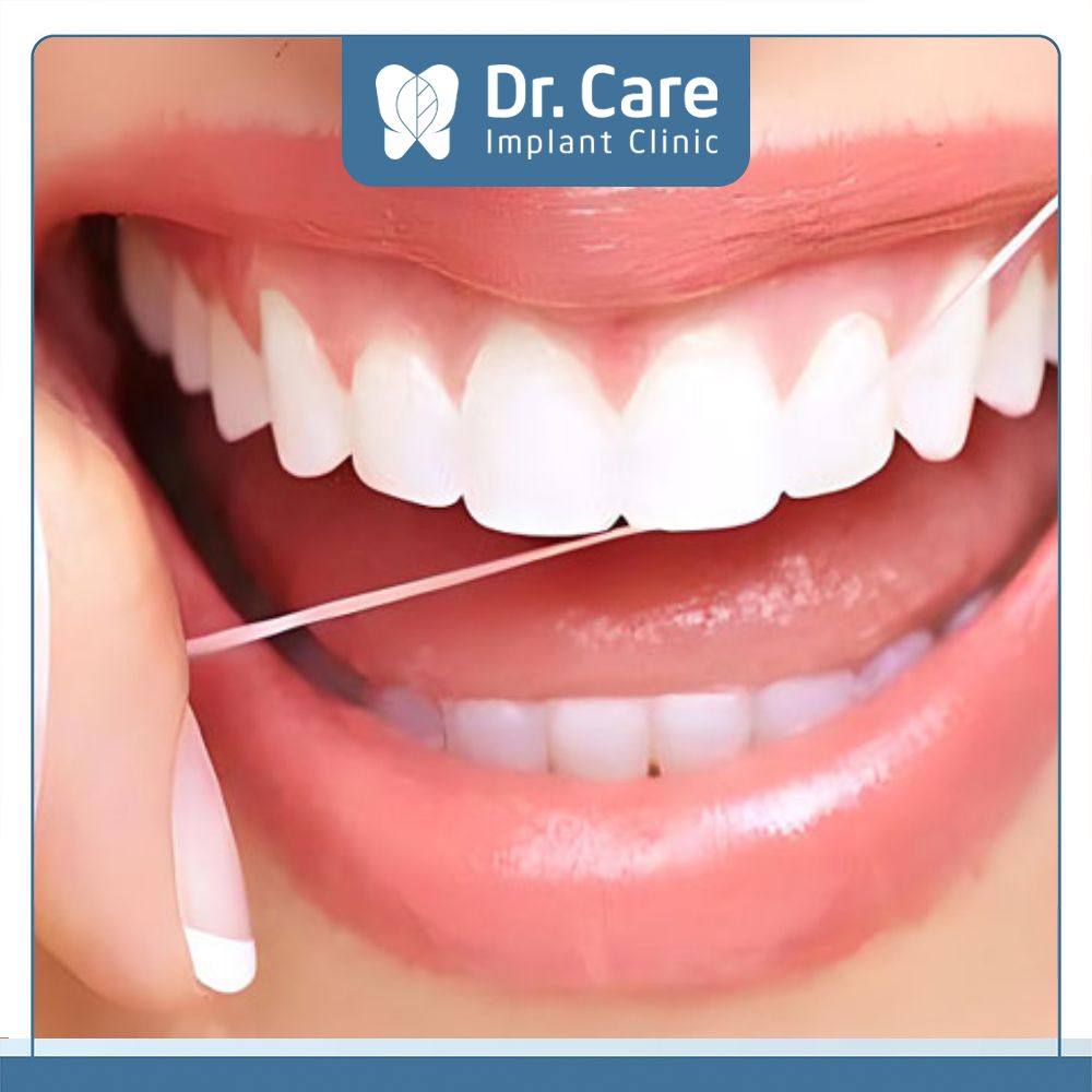 Sau khi bọc sứ cho răng móm cần sử dụng chỉ nha khoa hoặc máy tăm nước vệ sinh để loại bỏ thức ăn giắt vào răng