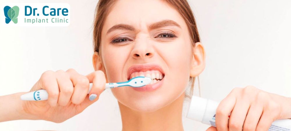 Nguyên nhân khiến răng sứ bị xỉn màu là do cách chăm sóc không khoa học