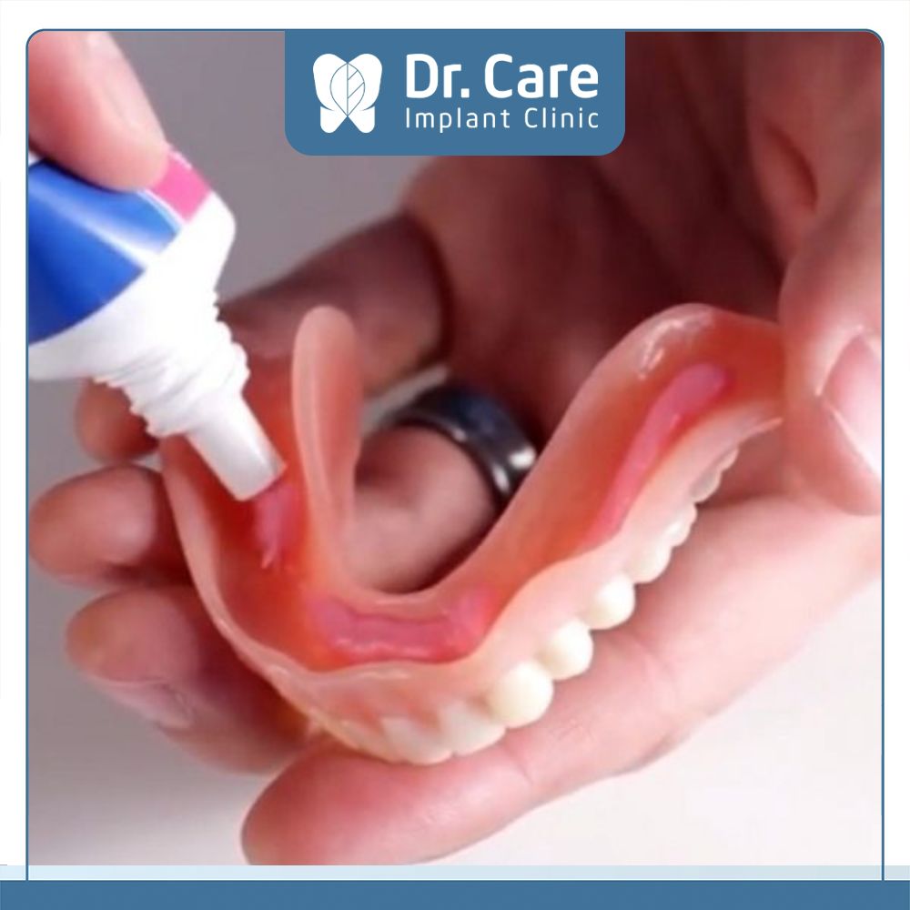 Keo dán răng tháo lắp này có công dụng làm răng mới cố định, không bị trơn trượt trên cung hàm 
