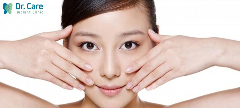 Chăm massage mặt để cải thiện tình trạng mặt lệch bên phải