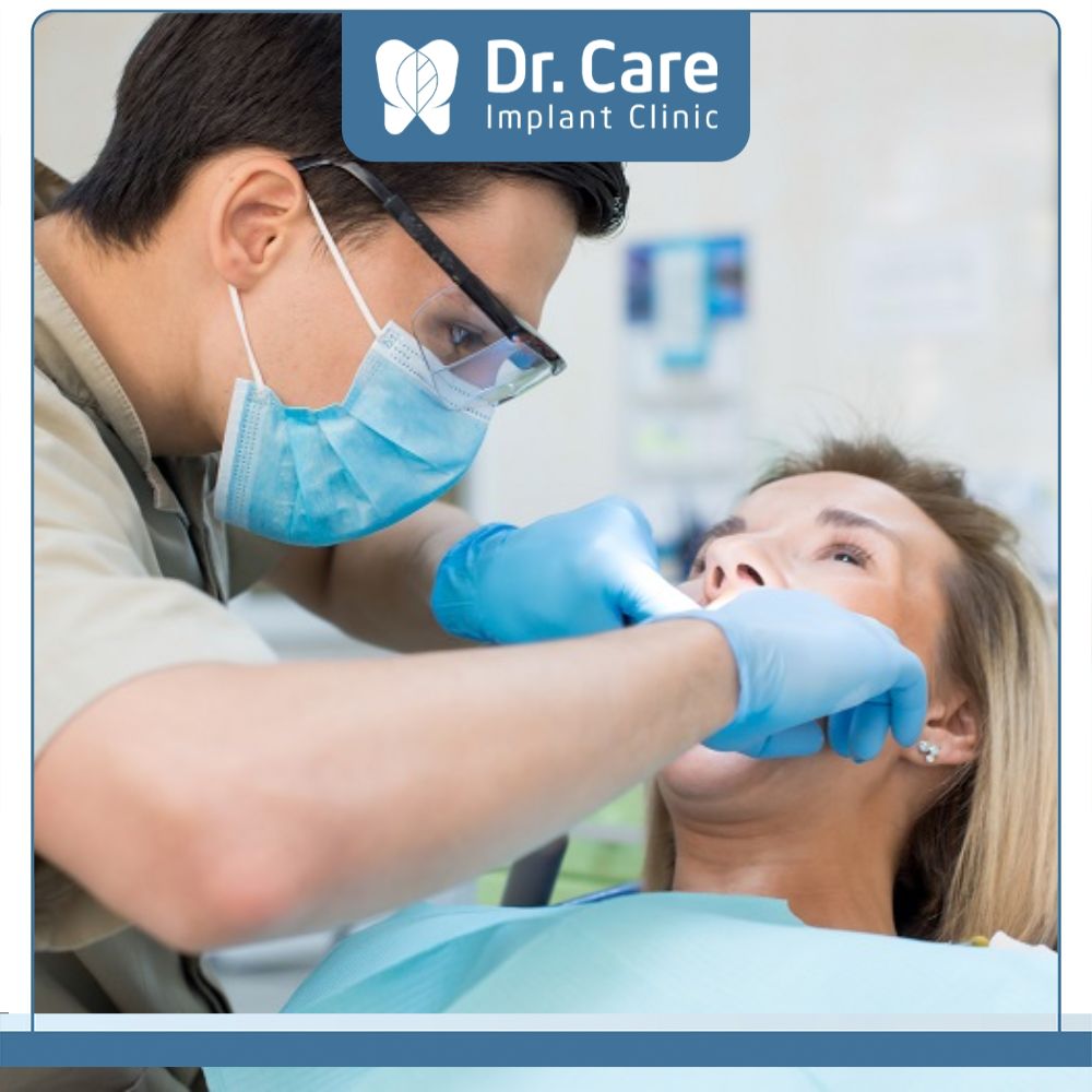 Để quá trình bọc răng sứ Emax an toàn và hiệu quả, Bác sĩ sẽ tiến hành kiểm tra sức khỏe tổng quát và sức khỏe răng miệng 