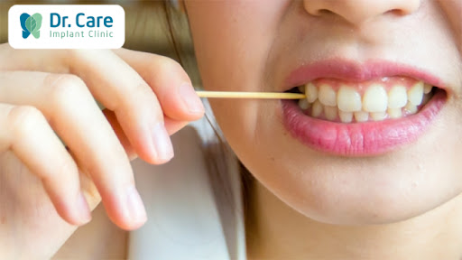 Dùng tăm xỉa răng hoặc Sử dụng chỉ nha khoa không đúng cách