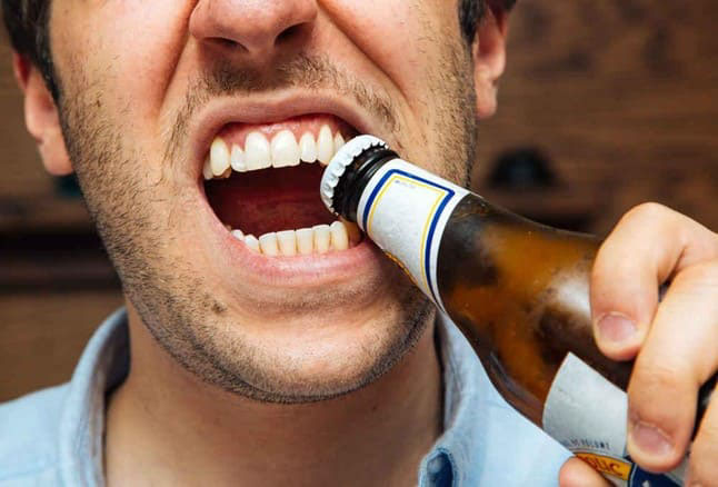 Gãy răng hàm do thói quen xấu khi ăn nhai
