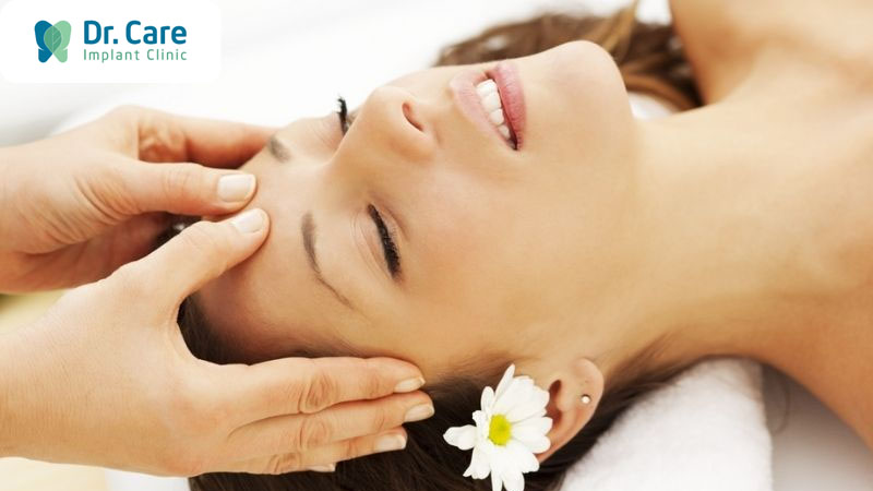 Massage giúp gương mặt cân đối