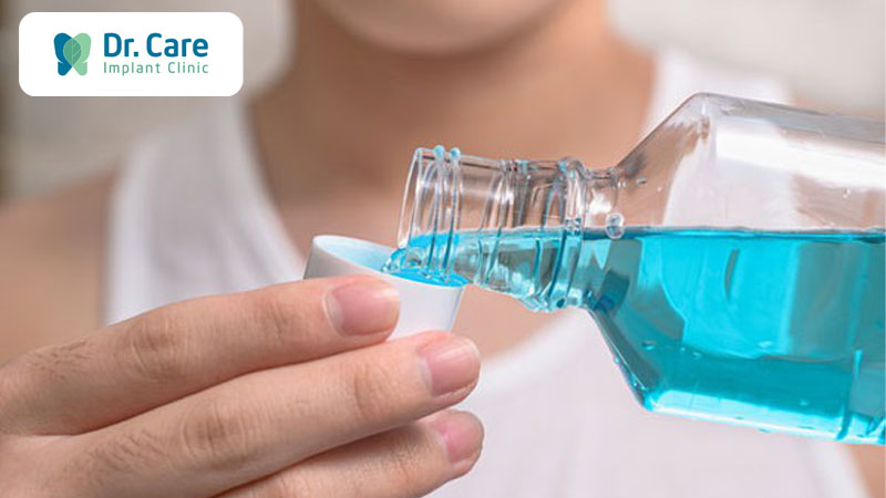 Sử dụng nước súc miệng để vệ sinh răng Implant