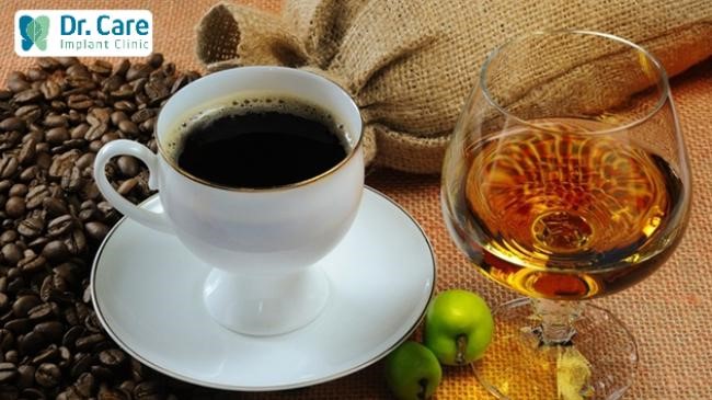 Cà phê và đồ uống có cồn cần hạn chế dùng khi bị nhiệt miệng