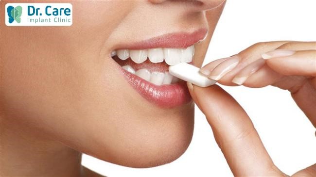 Nhai kẹo cao su không đường giúp kích thích tuyến nước bọt hoạt động