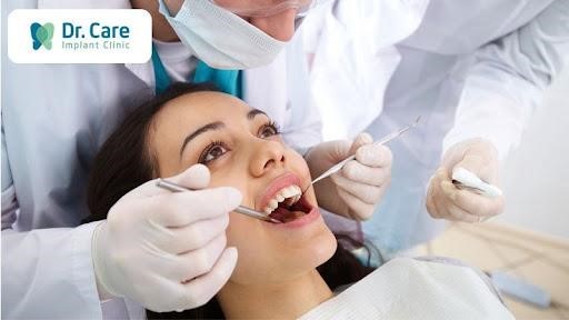 Bác sĩ kiểm tra thăm khám sức khỏe răng miệng
