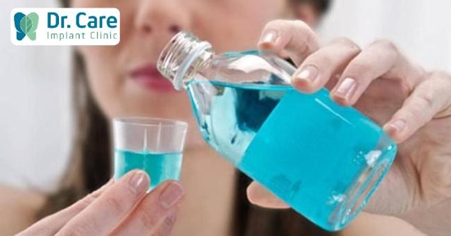 Sử dụng nước súc miệng cải thiện tình trạng hôi miệng