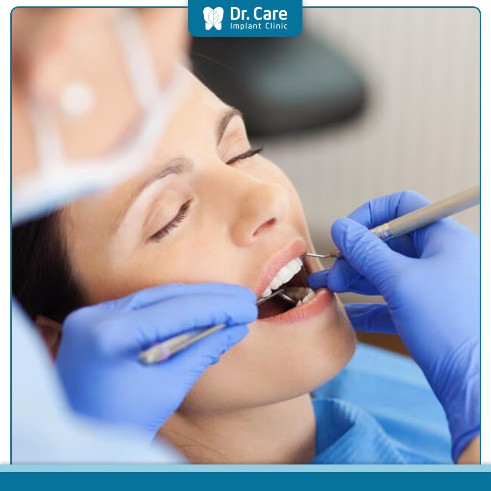 Quá trình khám và tư vấn khi bọc răng sứ trên răng khấp khểnh là cực kỳ quan trọng