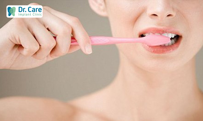Khách hàng nên dùng bàn chải có lông mềm để hạn chế sự kích ứng nướu ở vùng mọc răng