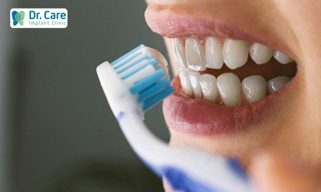 Chải răng thường xuyên để loại bỏ các mảng bám và vi khuẩn răng miệng
