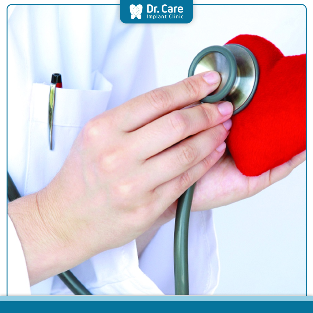 Người có dấu hiệu nhịp tim bất thường theo độ tuổi nên đến gặp bác sĩ khi nào?