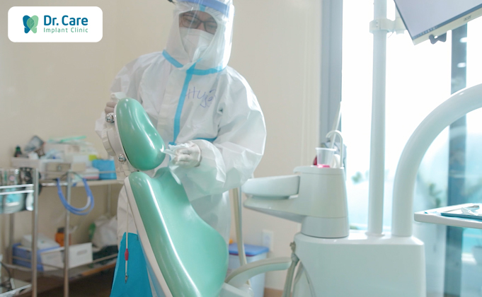 Nhân viên tiến hành khử khuẩn bề mặt tiếp xúc trên ghế nha khoa trước và sau khi Khách hàng đến điều trị
