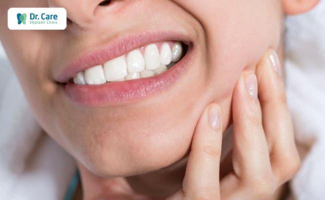 Tháo răng bọc sứ có đau không?