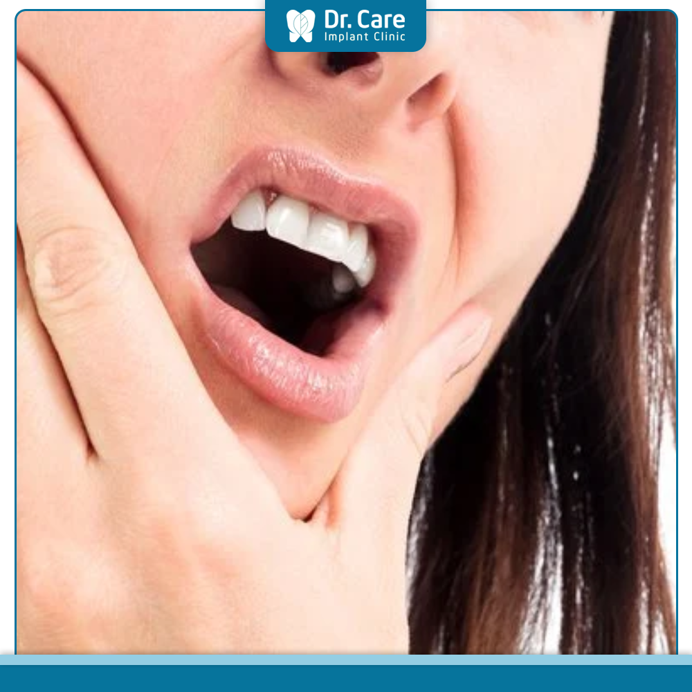 Ê buốt răng và sưng tấy nhẹ tại vị trí bọc răng sứ