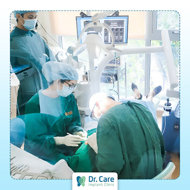 Bác sĩ Dr. Care có tay nghề cao, kinh nghiệm thực tiễn dồi dào sẽ đảm bảo tỷ lệ thành công và giảm thiểu tối đa những biến chứng khi trồng răng implant