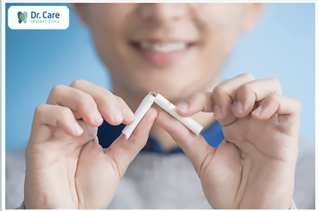 Thuốc lá là một trong những nguyên nhân chính dẫn đến biến chứng khi trồng răng implant