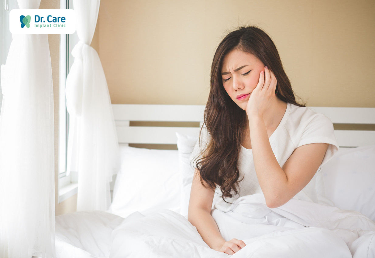Các triệu chứng thường xuất hiện kèm khi ngủ dậy bị đau quai hàm