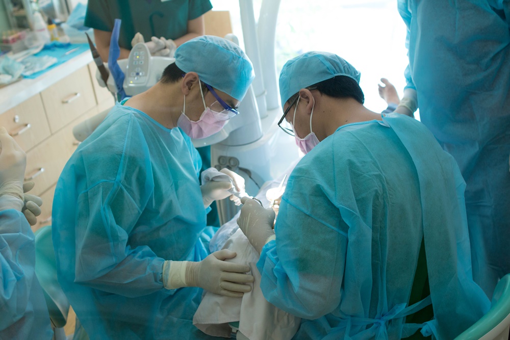 Bác sĩ Dr. Care có ít nhất 5 năm kinh nghiệm trồng răng Implant, đảm bảo quá trình trồng răng diễn ra êm ái, không đau