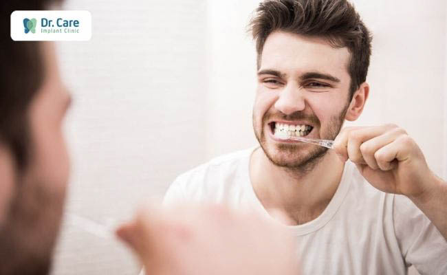 Chăm sóc cầu răng sứ không đúng cách