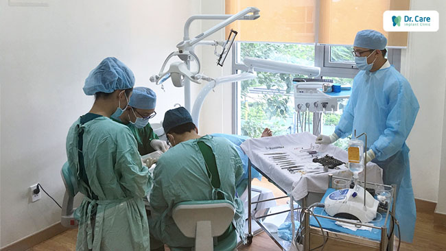 Đội ngũ Bác sĩ có tay nghề cao và các trang thiết bị y khoa hiện đại đã giúp những ca trồng răng implant diễn ra thành công