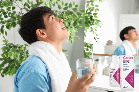 Dùng nước súc miệng sát khuẩn chuyên dụng giúp giảm tải lượng vi-rút trong khoang miệng