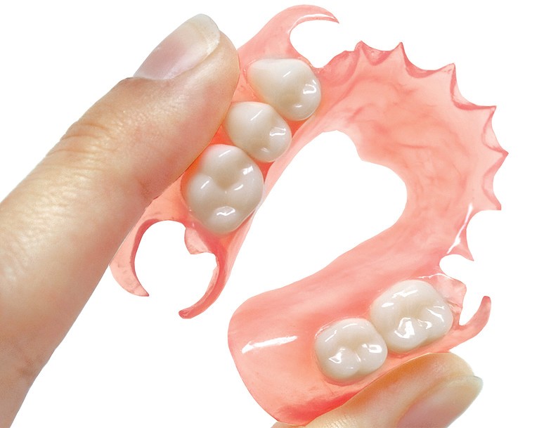 Làm răng giả có ảnh hưởng đến sức khoẻ không?