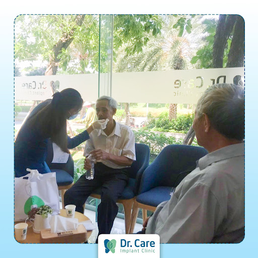 Trợ lý Bác sĩ Dr. Care chăm sóc khách hàng sau khi điều trị