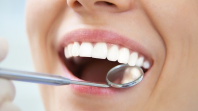 Làm cầu răng sứ hay cấy ghép Implant khi mất răng?
