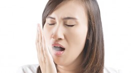 Lắp răng sứ thường bị hôi miệng phải làm sao?